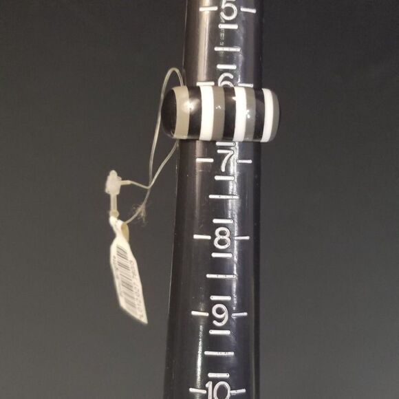 Black And White Striped Ring Retro Mod Plastic Size 6.5 New Tags - Picture 5 of 5